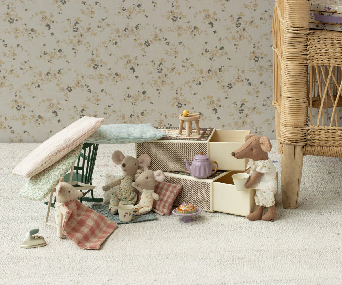 Grande sœur souris boîte d’allumettes