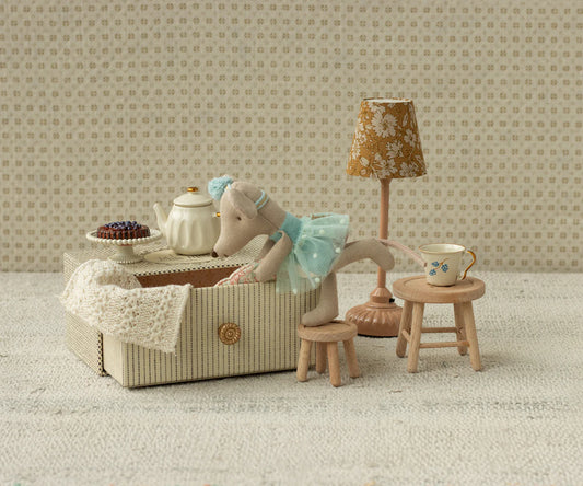 Souris ballerine dans son lit tiroir, petite sœur